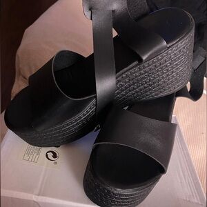 Platform sandals never worn very lightweight